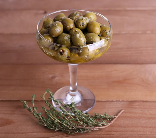 Green olives in oil — Stockfoto