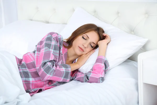 Молодая красивая женщина спит в постели крупным планом — стоковое фото