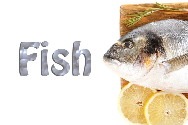 Frischer roher Fisch auf Schneidebrett und Lebensmittelzutaten isoliert auf weiß — Stockfoto