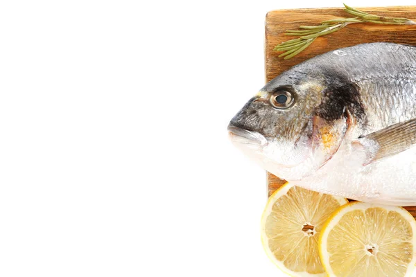 Свежая сырая рыба на разделочной доске и пищевые ингредиенты, изолированные на белом — стоковое фото