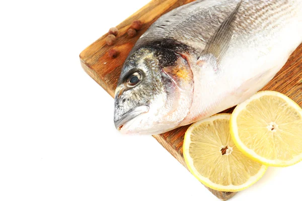 Pesce fresco crudo sul tagliere e ingredienti alimentari isolati su bianco — Foto Stock