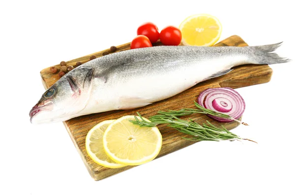 Peixe cru fresco sobre tábua de corte e ingredientes alimentares isolados sobre branco — Fotografia de Stock