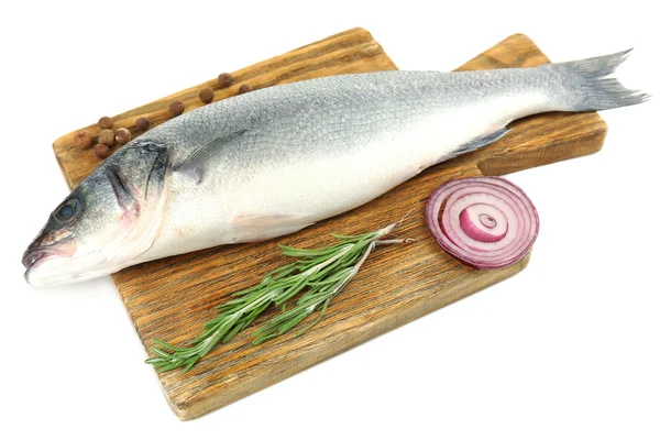 新鲜的鱼上切割板、 食品配料上白色孤立 — 图库照片