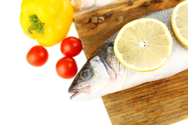 Frischer roher Fisch auf Schneidebrett und Lebensmittelzutaten isoliert auf weiß — Stockfoto