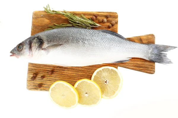 Poisson cru frais sur planche à découper et ingrédients alimentaires isolés sur blanc — Photo