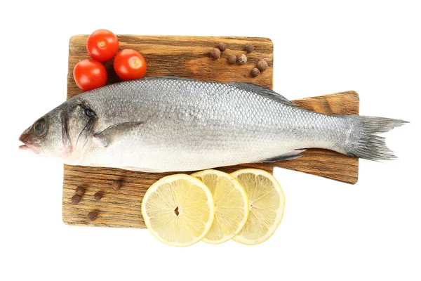 Peixe cru fresco sobre tábua de corte e ingredientes alimentares isolados sobre branco — Fotografia de Stock