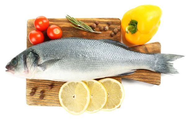 Peixe cru fresco sobre tábua de corte e ingredientes alimentares isolados sobre branco — Fotografia de Stock