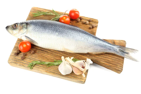 Свіжа сира риба на обробній дошці та харчові інгредієнти ізольовані на білому — стокове фото