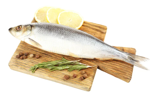 Świeże, surowe ryby na cięcia pokładzie i żywności składników na białym tle — Zdjęcie stockowe