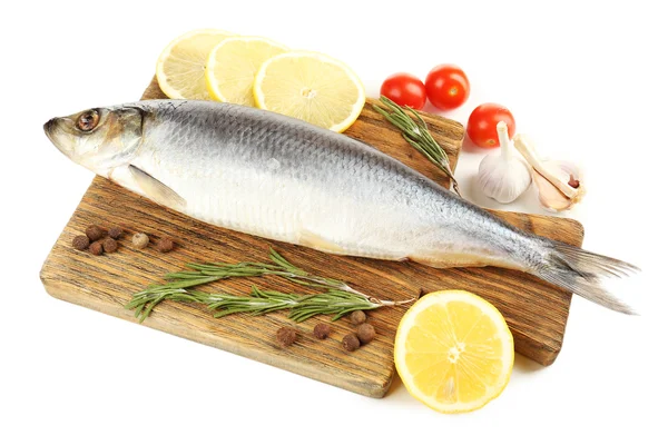 Peixe cru fresco sobre tábua de corte e ingredientes alimentares isolados sobre branco — Fotografia de Stock