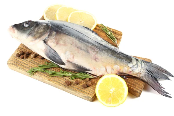 Frischer roher Fisch auf Schneidebrett und Lebensmittelzutaten isoliert auf weiß — Stockfoto