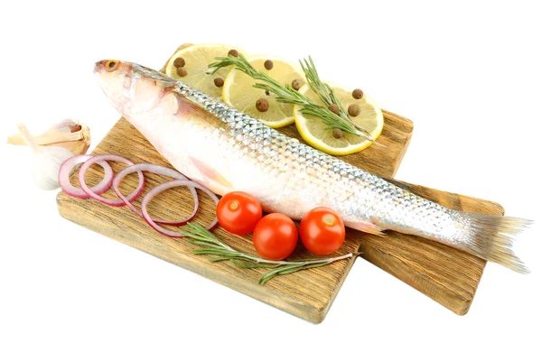 Verse rauwe vis op cutting board en voedsel ingrediënten geïsoleerd op wit — Stockfoto