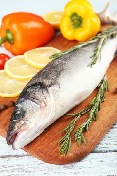 Peixe cru fresco e ingredientes alimentares na mesa — Fotografia de Stock