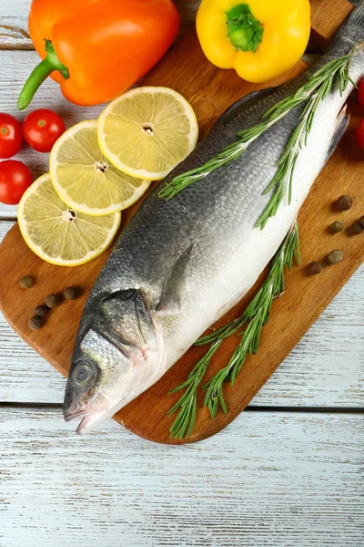 Taze çiğ balık ve gıda maddeleri masada — Stok fotoğraf