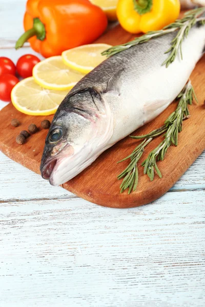 Verse rauwe vis en voedselingrediënten op tafel — Stockfoto