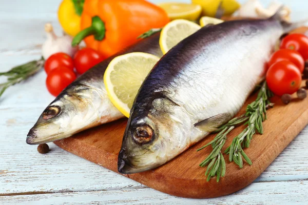 Pescado crudo fresco e ingredientes alimentarios en la mesa —  Fotos de Stock
