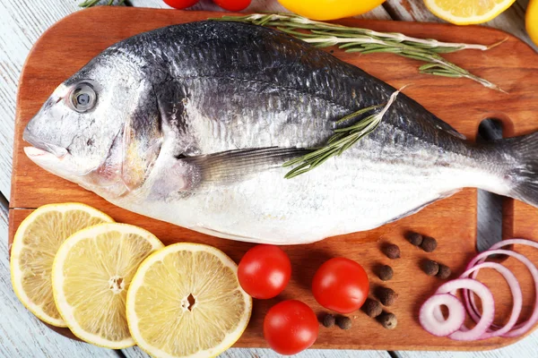 Taze çiğ balık ve gıda maddeleri masada