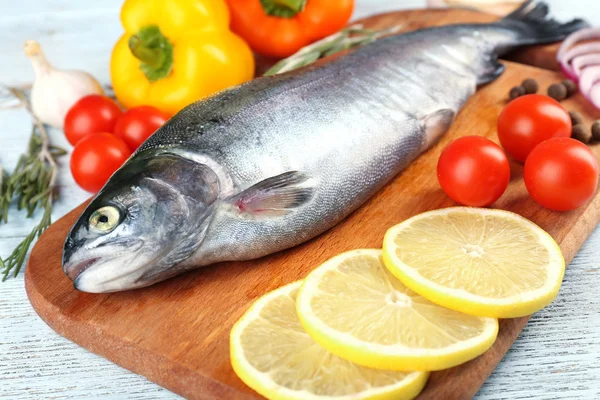 Pescado crudo fresco e ingredientes alimentarios en la mesa —  Fotos de Stock