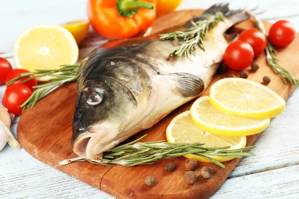 Frischer roher Fisch und Lebensmittelzutaten auf dem Tisch — Stockfoto