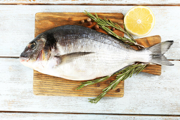 Свежая рыба и пищевые ингредиенты на столе
