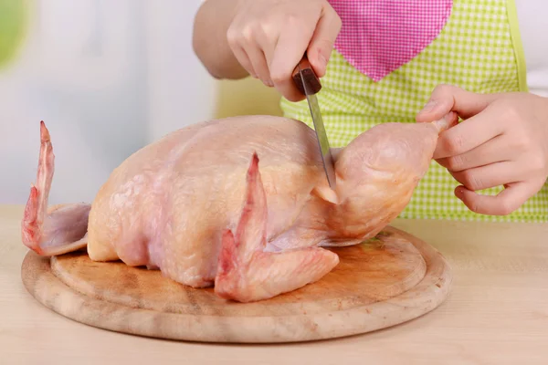 Tavuk, yakın çekim hazırlama kadın — Stok fotoğraf