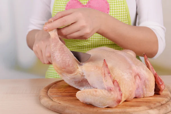 Kvinna som förbereder kyckling, närbild — Stockfoto