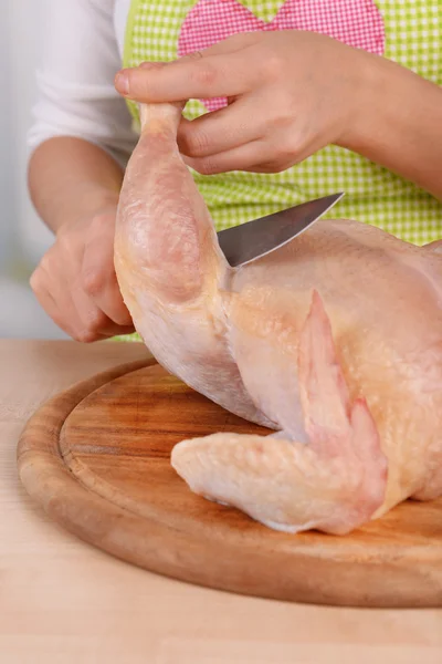 Tavuk, yakın çekim hazırlama kadın — Stok fotoğraf