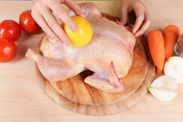 Kvinna som förbereder kyckling, närbild — Stockfoto