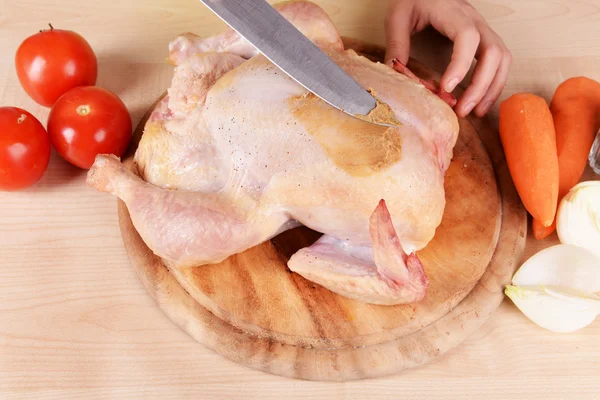 Femme préparant le poulet, gros plan — Photo