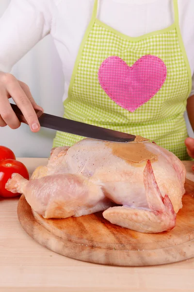 Femme préparant le poulet, gros plan — Photo