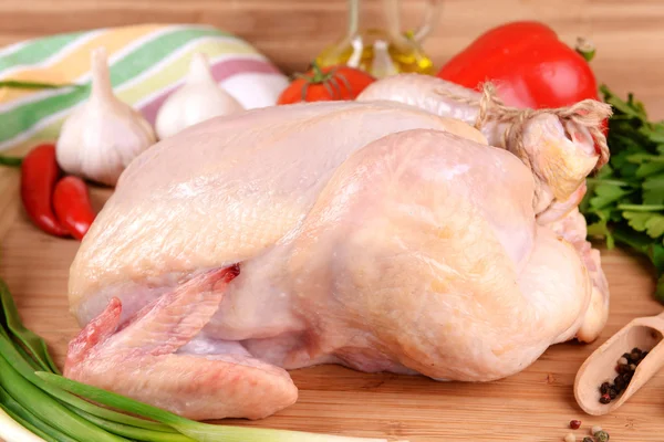 Rå kyckling på träbord — Stockfoto