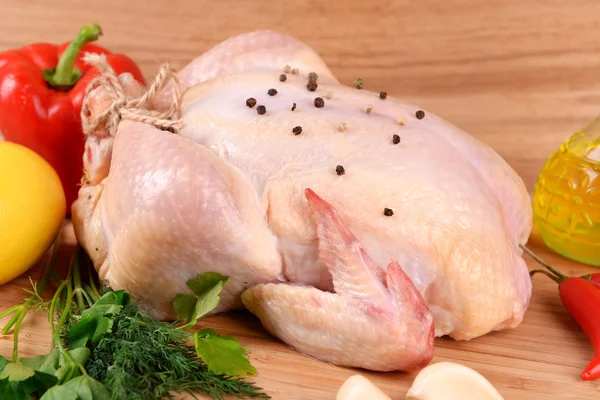 Rohes Huhn auf Holztisch — Stockfoto