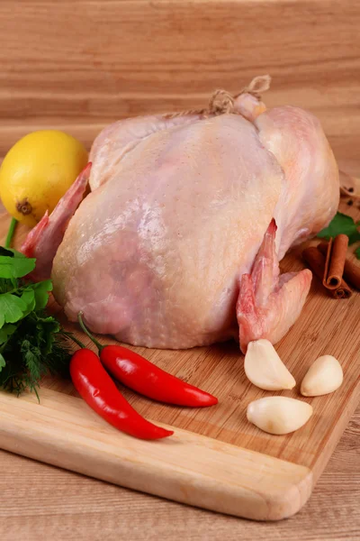 Rå kyckling på träbord — Stockfoto
