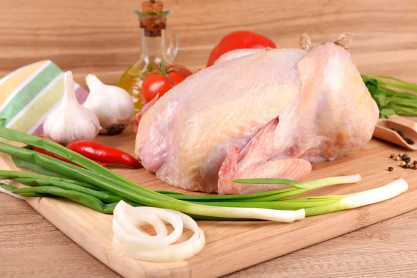 Rohes Huhn auf Holztisch — Stockfoto