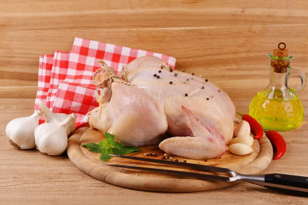 Pollo crudo sobre mesa de madera —  Fotos de Stock