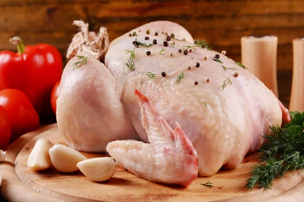 Frango cru na mesa de madeira — Fotografia de Stock