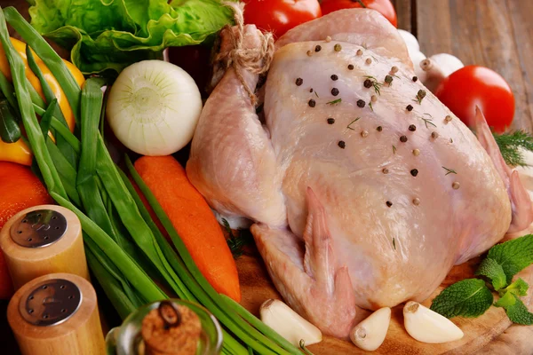 Syrové kuře na dřevěném stole — Stock fotografie
