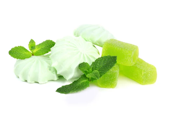 Meringhe color menta e caramelle alla menta isolate su bianco — Foto Stock