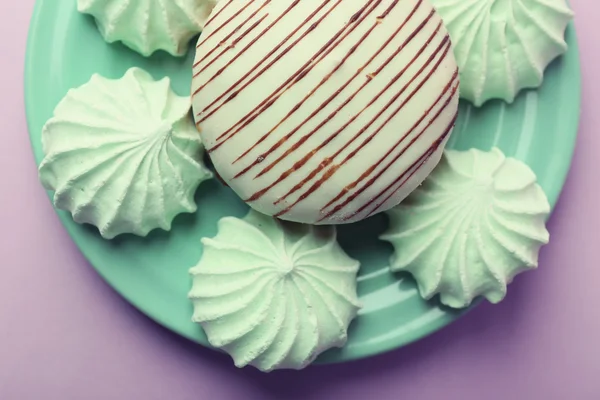 Mintfarbe Baiser und leckeren Kuchen auf Farbhintergrund — Stockfoto