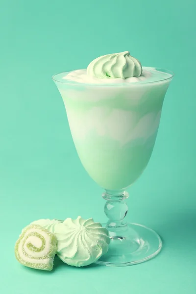 Dessert au lait menthe dans un bol en verre sur fond de couleur — Photo