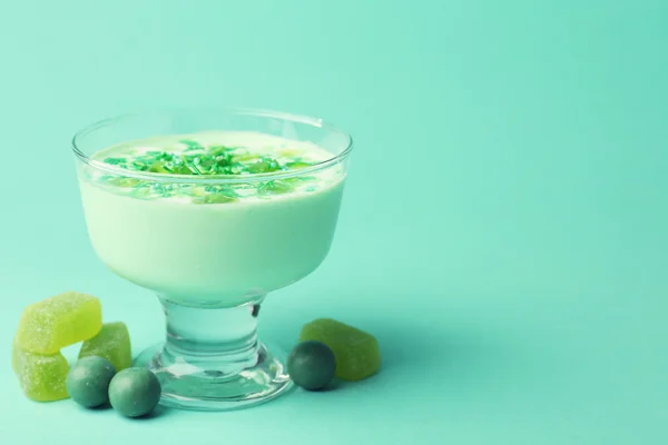 Mint milk dessert in glass bowl on color background — Stock Photo, Image