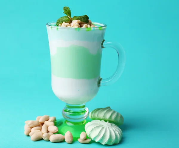 Postre de leche de menta con nueces en vidrio sobre fondo de color — Foto de Stock