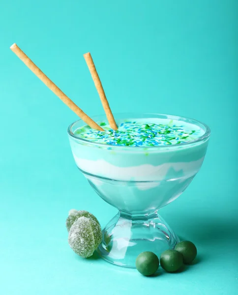 Minzmilch-Dessert in Glasschale auf farbigem Hintergrund — Stockfoto