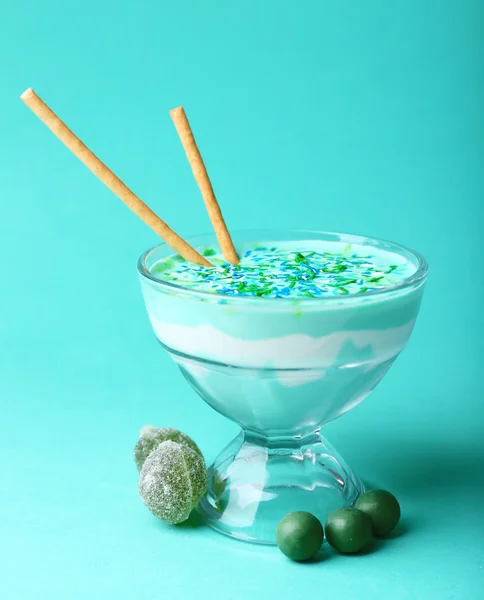 Mint melk dessert in glazen kom op kleur achtergrond — Stockfoto