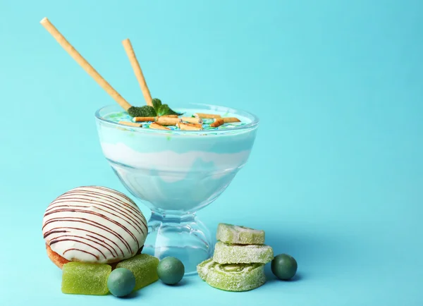 Dessert au lait menthe dans un bol en verre sur fond de couleur — Photo
