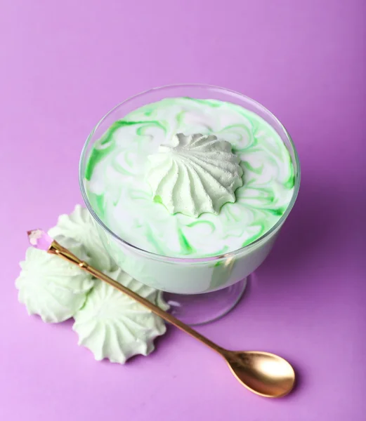 Десерт из мятного молока в стеклянной миске на цветном фоне — стоковое фото