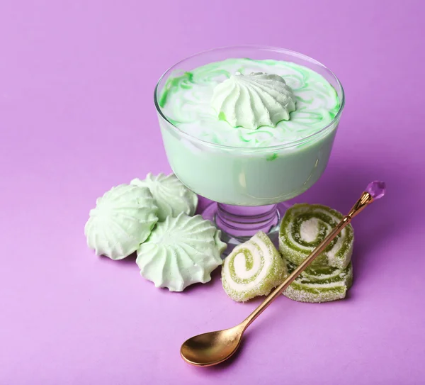 Dessert au lait menthe dans un bol en verre sur fond de couleur — Photo