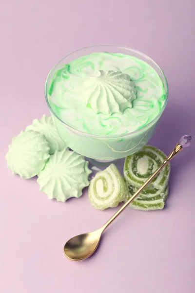 Postre de leche de menta en cuenco de vidrio sobre fondo de color —  Fotos de Stock