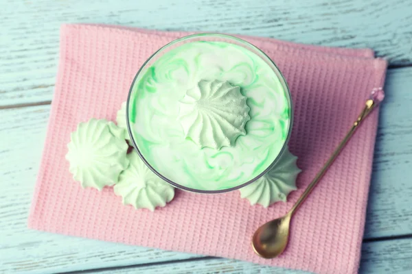 Dessert au lait à la menthe dans un bol en verre sur fond de bois couleur — Photo