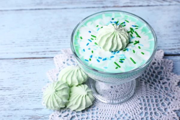 Dessert au lait à la menthe dans un bol en verre sur fond de bois couleur — Photo